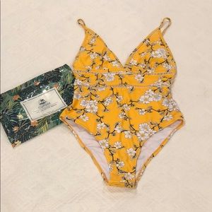 NEW- CUPSHE one piece swimming suit